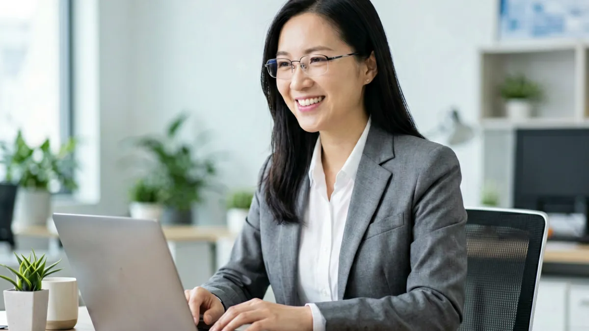 妖精动漫中不同类型妖精角色的特写对比，左侧温柔治愈风，右侧热血战斗风